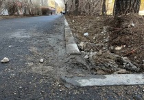 Сомнительного качества, «жидкие» бордюры на улице Журавлева еще не проверяла специальная комиссия по приемке дефектных работ 2023 года