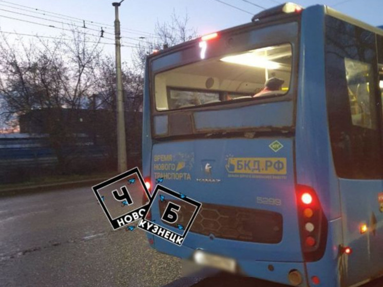 Автобус в Новокузнецке потерял стекло на ходу