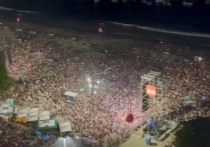 Тысячи человек собрались на знаменитом пляже Копакабана в Рио-де-Жанейро в субботу перед бесплатным концертом поп-звезды Мадонны под открытым небом