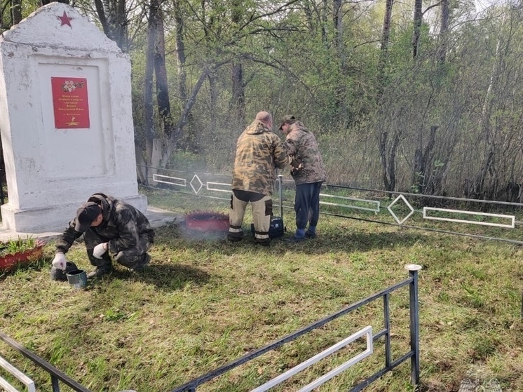 Орловские спасатели благоустраивают воинские мемориалы