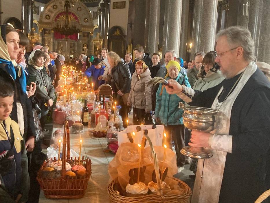 Сотни свечей и тысячи крашеных яиц: как петербуржцы встретили Пасху в Казанском Соборе