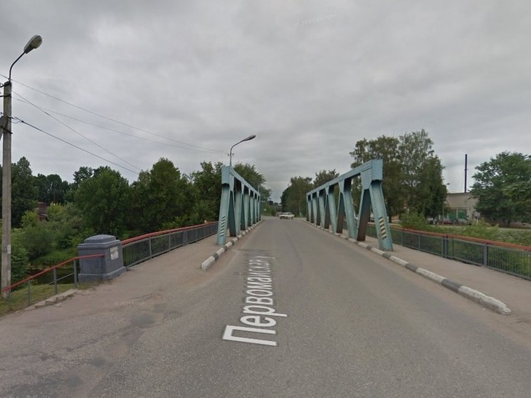 «Дырка на дырке»: мост через реку Шелонь реконструируют в Порхове