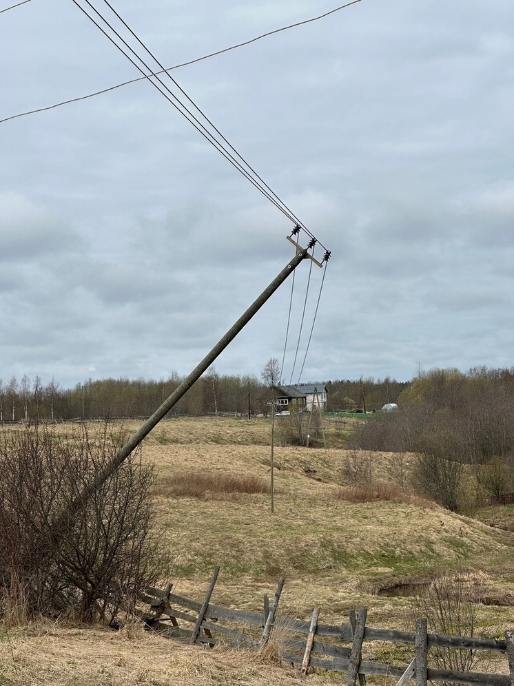 Столб высоковольтной линии повис на проводах под Петрозаводском