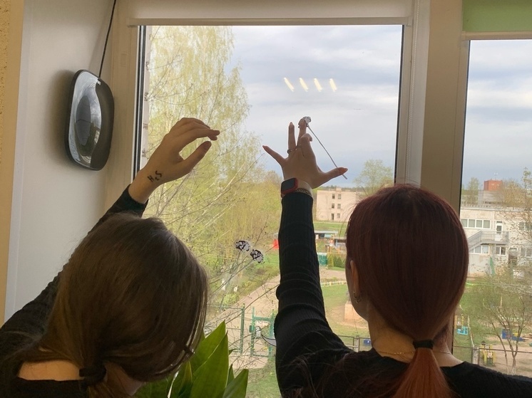 Жители Сланцев украсили свои окна победной символикой