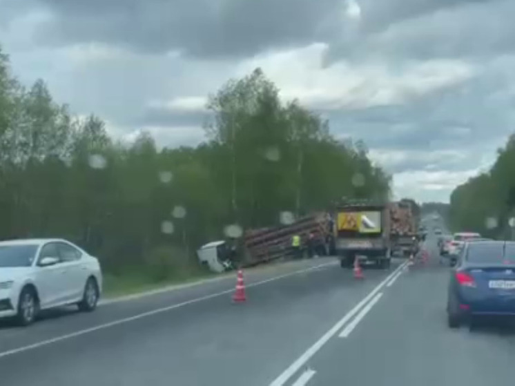 В жестком ДТП с участием лесовоза на Новорижском шоссе погиб водитель