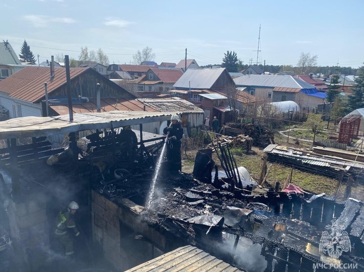 В Барнауле мужчину госпитализировали после пожара