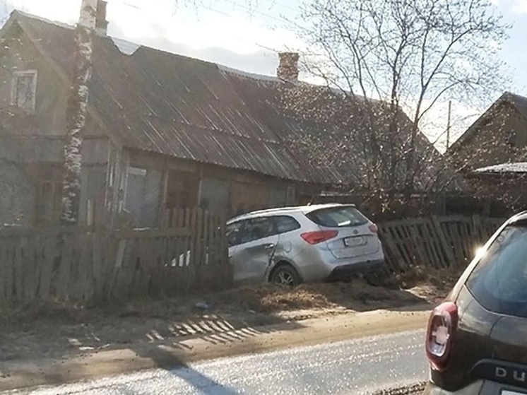 Иномарка снесла забор на участке в Петрозаводске после ДТП