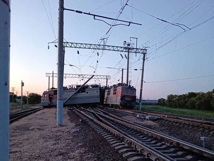 В Ростовской области грузовой локомотив сошел с рельсов