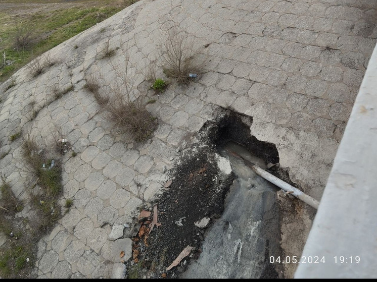 В Новокузнецке на мосту произошел прорыв трубы