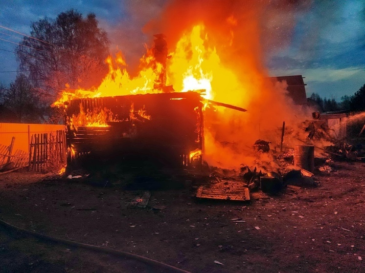 В Монастырщинском районе сгорела баня