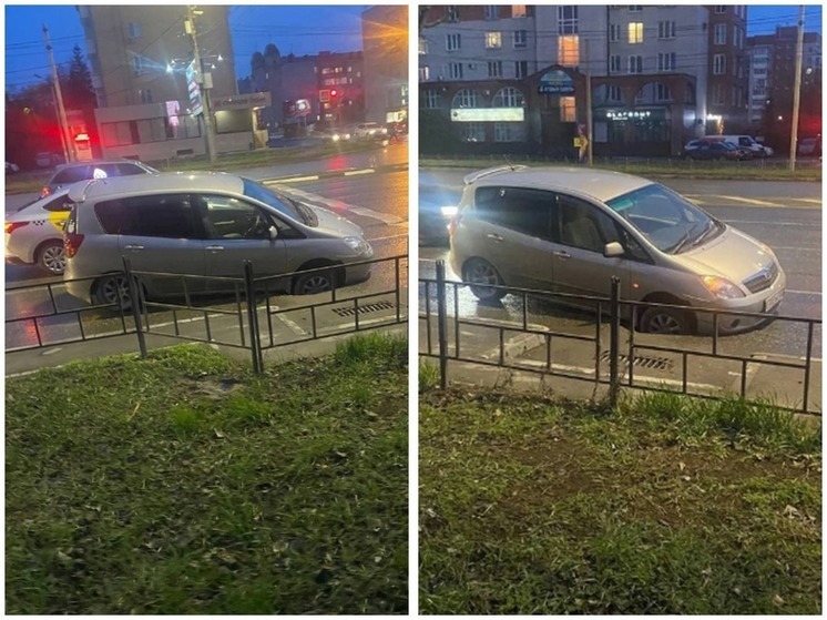 В Омске автомобиль провалился в яму на улице Масленикова
