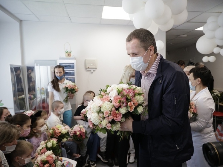 Губернатор навестил юных белгородцев в детской областной больнице