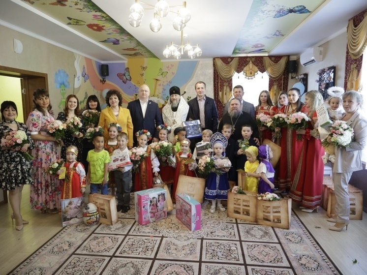 Белгородский губернатор поздравил с Пасхой воспитанников дома ребенка