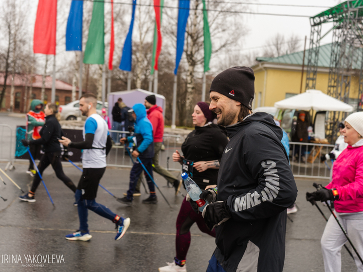 Профессионалы и новички пробежали марафон в Петрозаводске в дождь и ветер