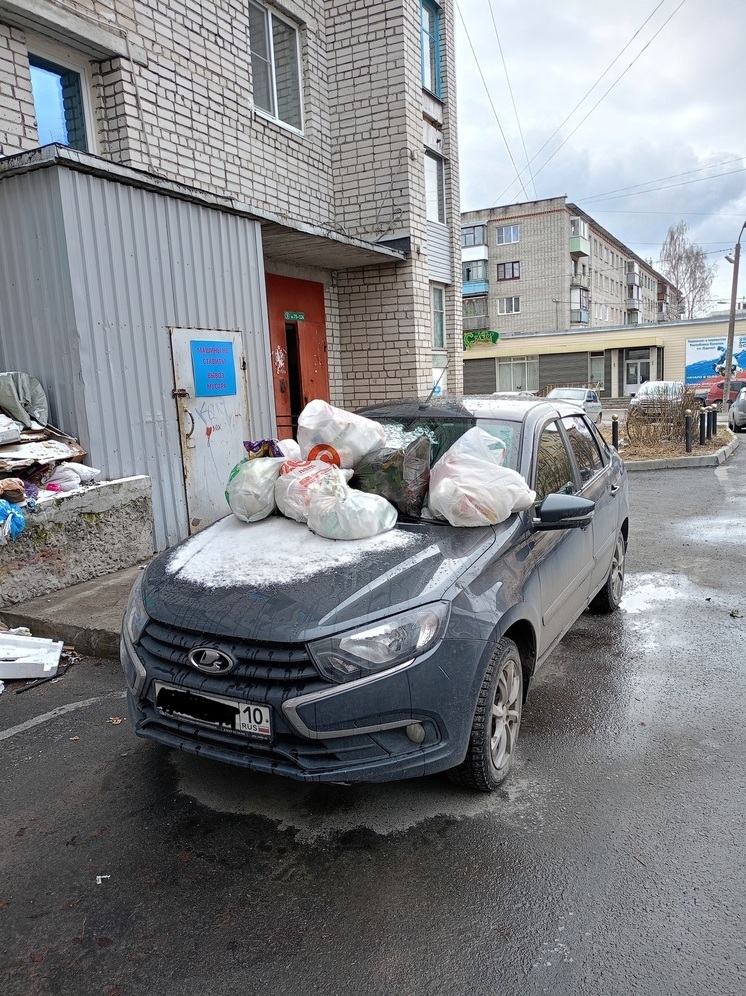 Жители Сегежи свалили пакеты мусора на припаркованный автомобиль