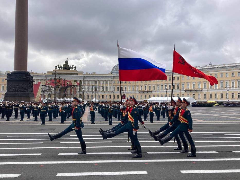 Строгий марш, шум дождя и звон колоколов: как проходила репетиция парада Победы на Дворцовой