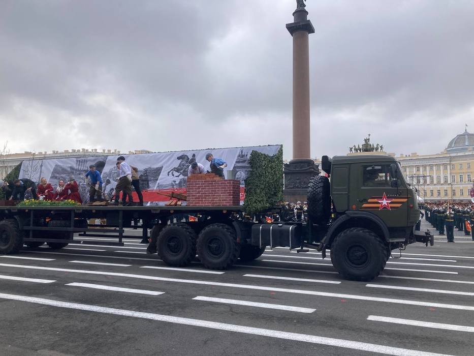 Строгий марш, шум дождя и звон колоколов: как проходила репетиция парада Победы на Дворцовой