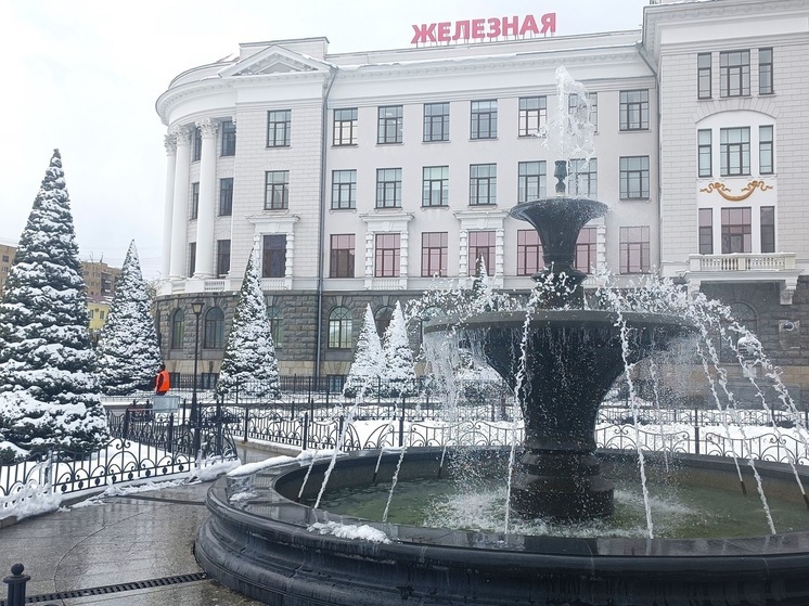 На фоне снегопада и холодов в Екатеринбурге работают фонтаны