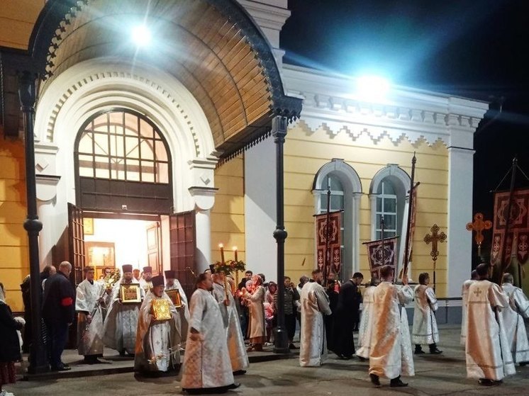Православные саратовцы поздравляют друг друга со Светлой Пасхой