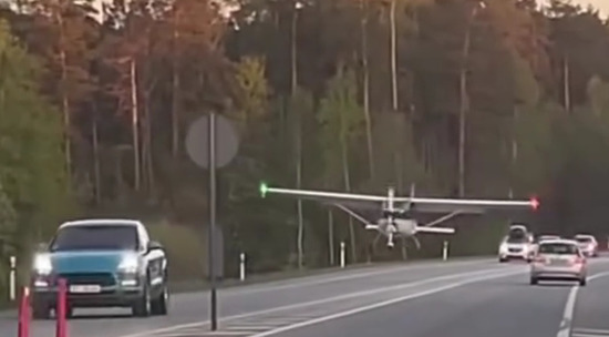В Латвии легкомоторный самолет сел на шоссе: видео