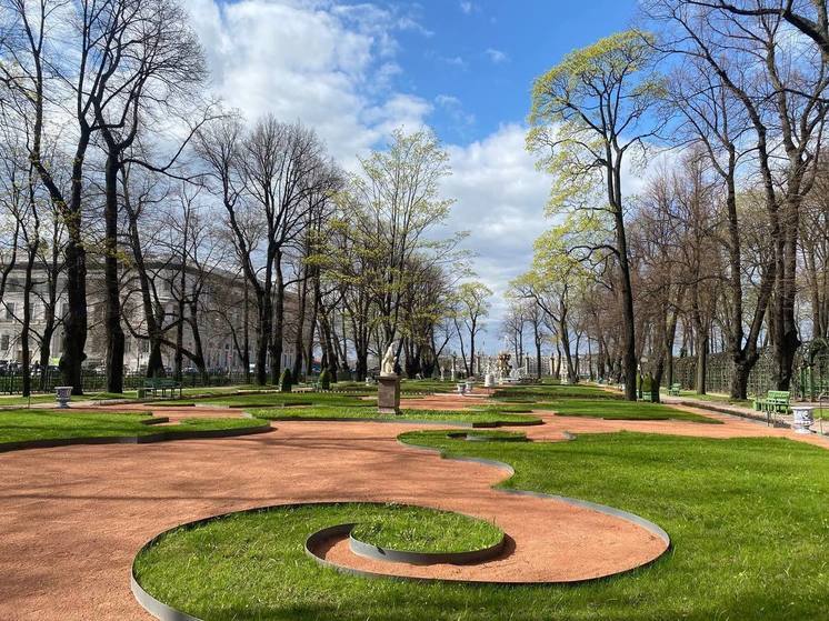 Летний и Михайловский сады снова стали доступны для прогулок