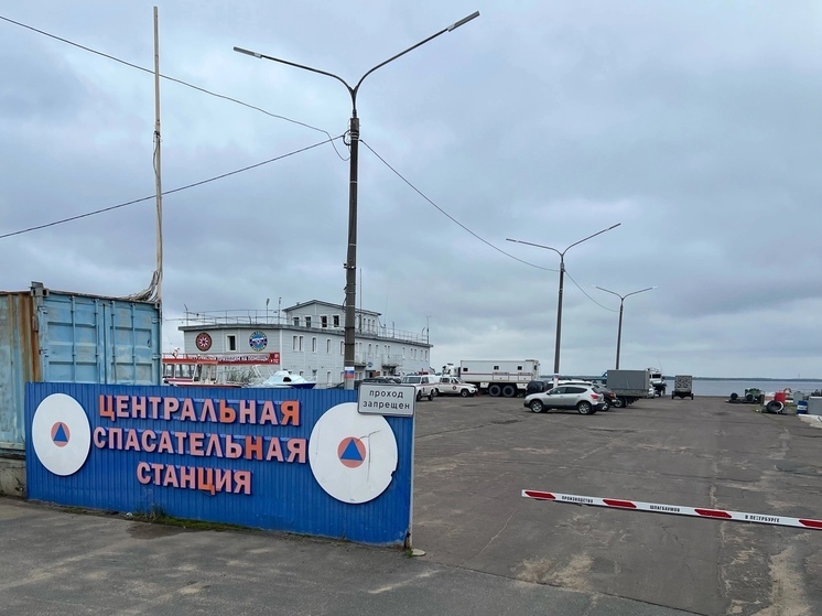 Спасатели снимали мужчину со льдины в Архангельске