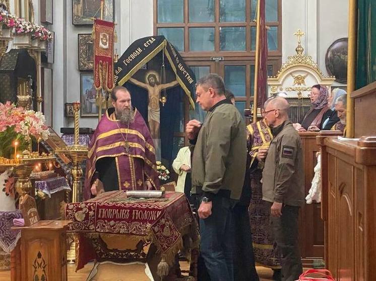 Кириенко передал иконы в дар двум храмам ЛНР