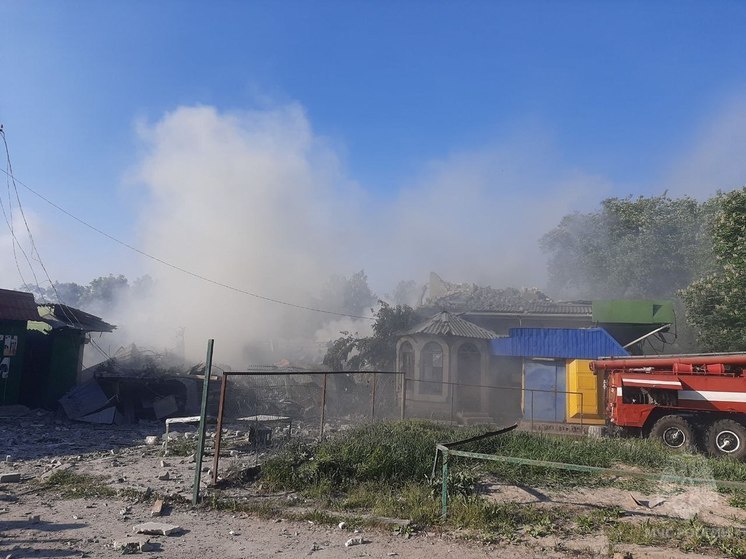 МЧС: возникший на рынке в результате украинского обстрела пожар потушен