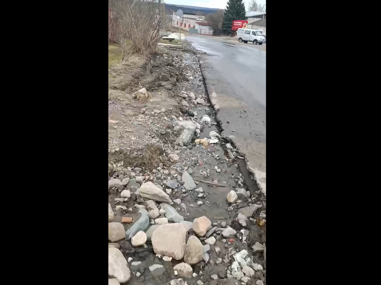 Как быть теперь: вода размыла улицу в Петрозаводске из-за газовщиков