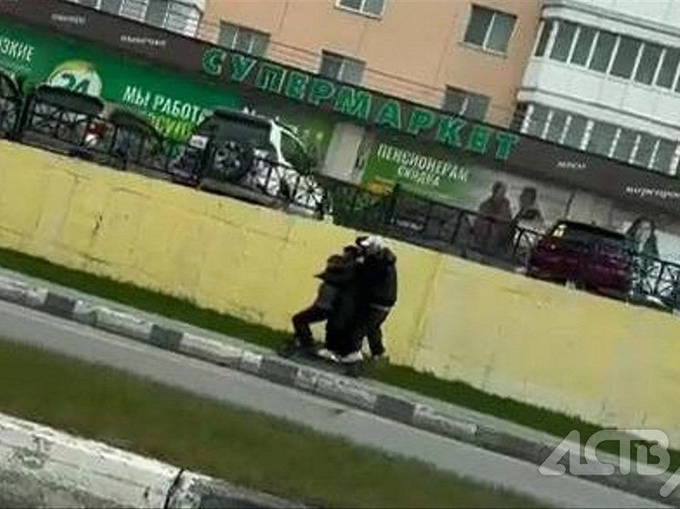 Четверо подростков прокатились на одном самокате по улице в Южно-Сахалинске