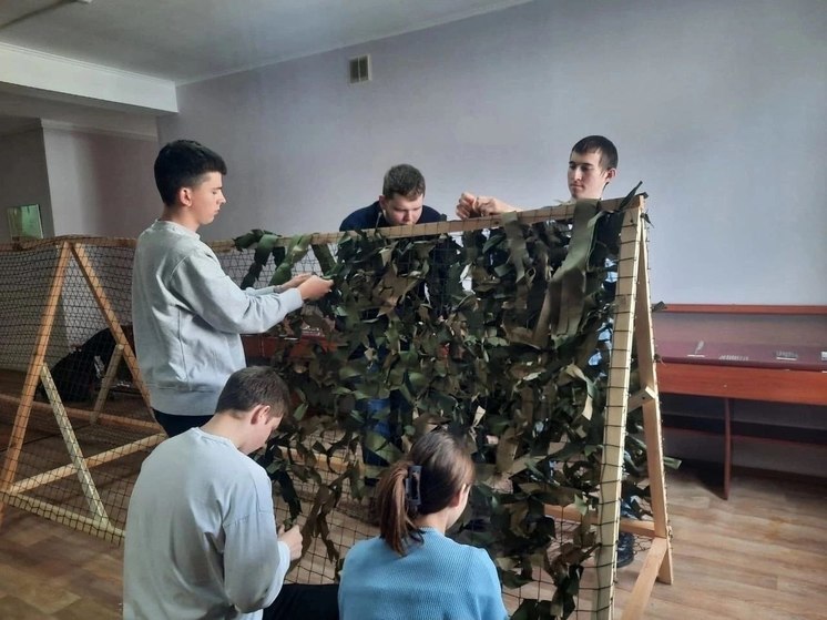 В Курске активисты вуза освоили технику плетения камуфляжных сетей для СВО