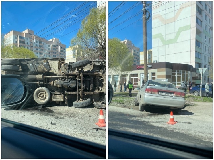В Омске грузовик опрокинулся после столкновения с Nissan