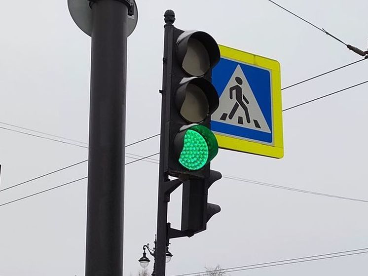 В Омске по-новому заработал светофор на перекрёстке Машиностроительная-Фрезерная