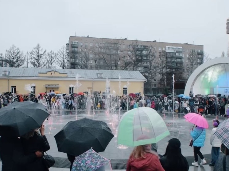 В Новосибирске включили светомузыкальный фонтан