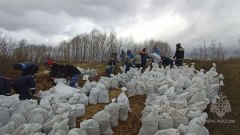 На севере Омской области из-за возможного затопления наращивают защитную насыпь: видео