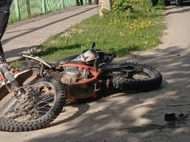 Мотоцикл и машина столкнулись в калужском Сосенском