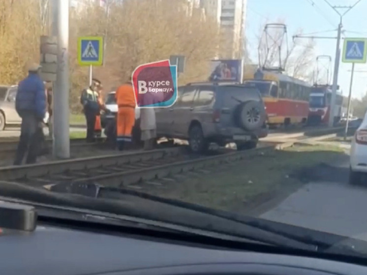 В Барнауле внедорожник залетел на трамвайные пути и заблокировал движение
