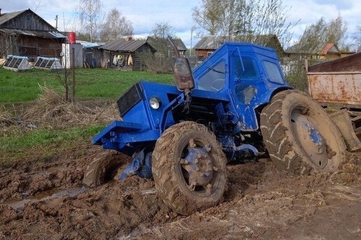 В Шарье увяз в грязи трактор, который выручал застрявшие в той же грязи машины