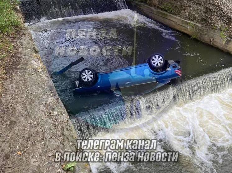 В Сосновоборском районе легковушка упала с моста