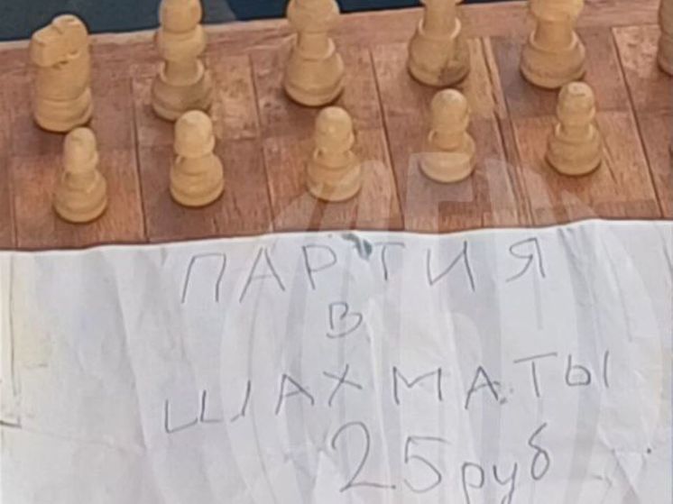 Бабушка-гроссмейстер предлагает шахматную партию в супермаркете Лобни