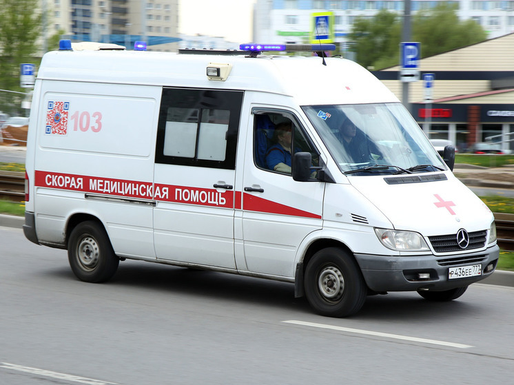 В Новосибирске четырехлетняя девочка на самокате попала под колеса грузовика