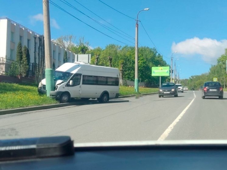 Микроавтобус протаранил столб на улице Захарова в Пензе