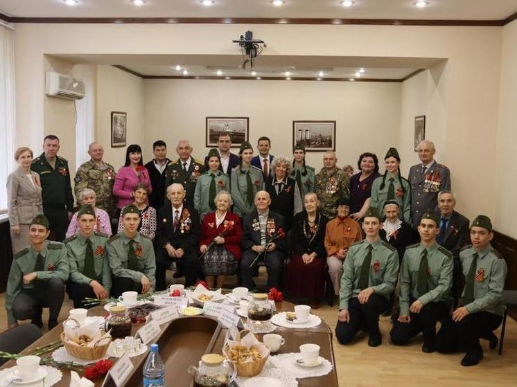 В столице Хакасии поздравили ветеранов ВОВ с грядущим Днем Победы