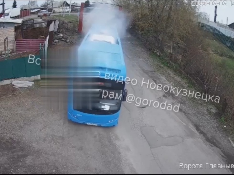 Новокузнецкие синие автобусы начали массово испускать фонтаны газа
