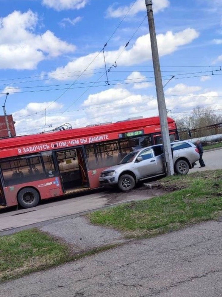 Автомобиль зажало между столбом и электробусом в Новокузнецке