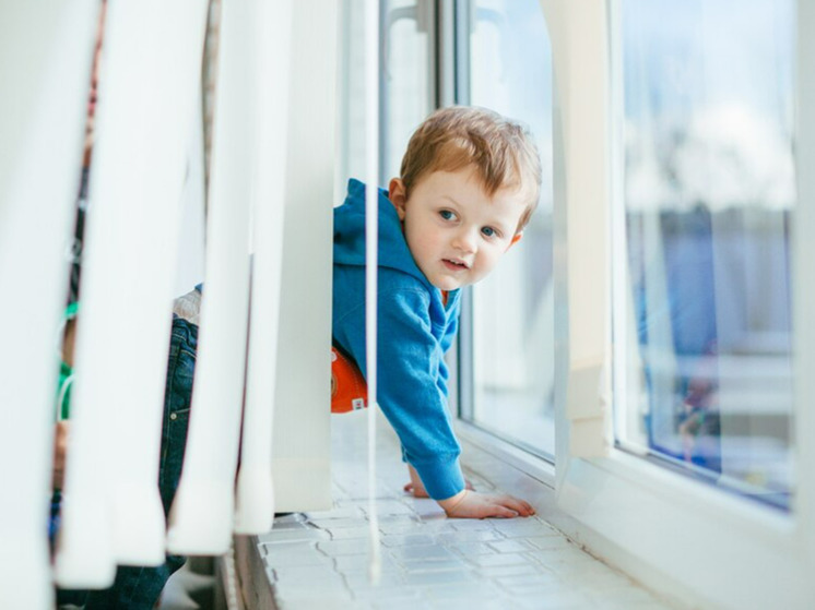 Четырехлетний мальчик в трусах сбежал из московской квартиры через окно