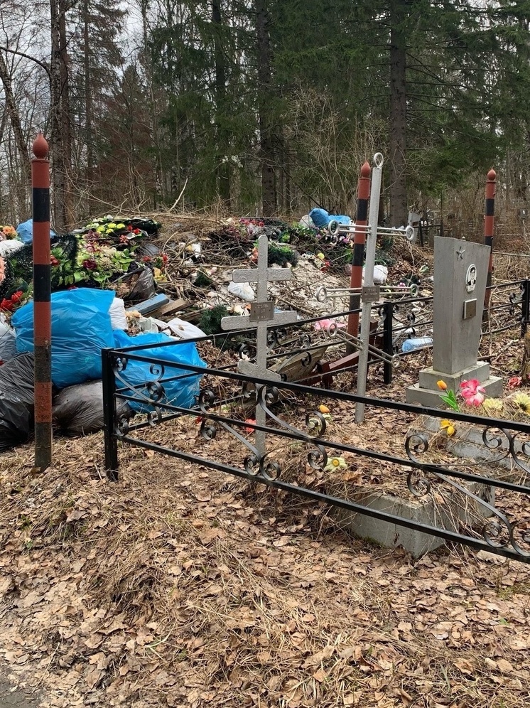  Старые памятники и мусор выкидывают к чужим могилам на кладбище в Петрозаводске