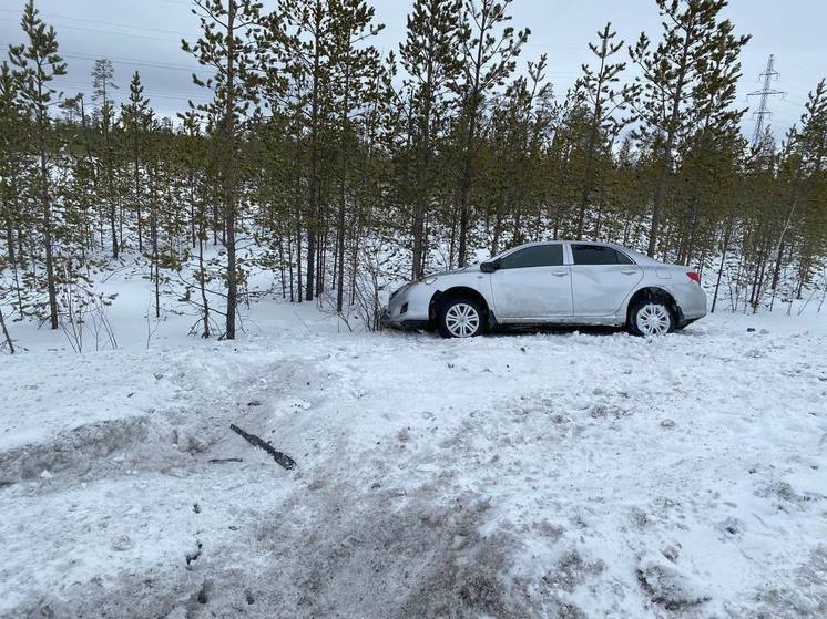 На трассе ЯНАО пострадали 2 человека из вылетевшей в кювет легковушки