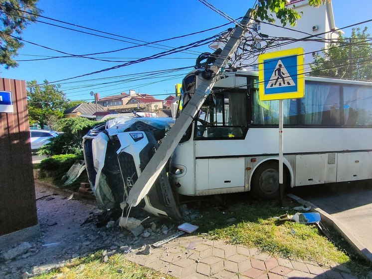 В Анапе спасатели деблокировали из автомобиля, попавшего в ДТП, 4 пострадавших