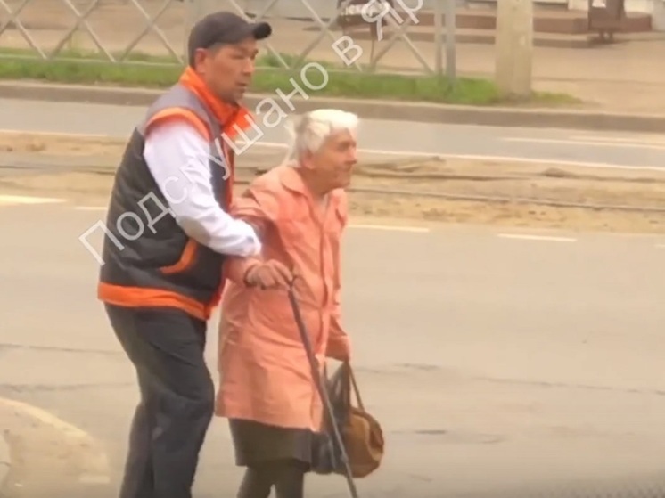 В Ярославле мигрант-водитель остановил автобус, чтобы перевести старушку через дорогу